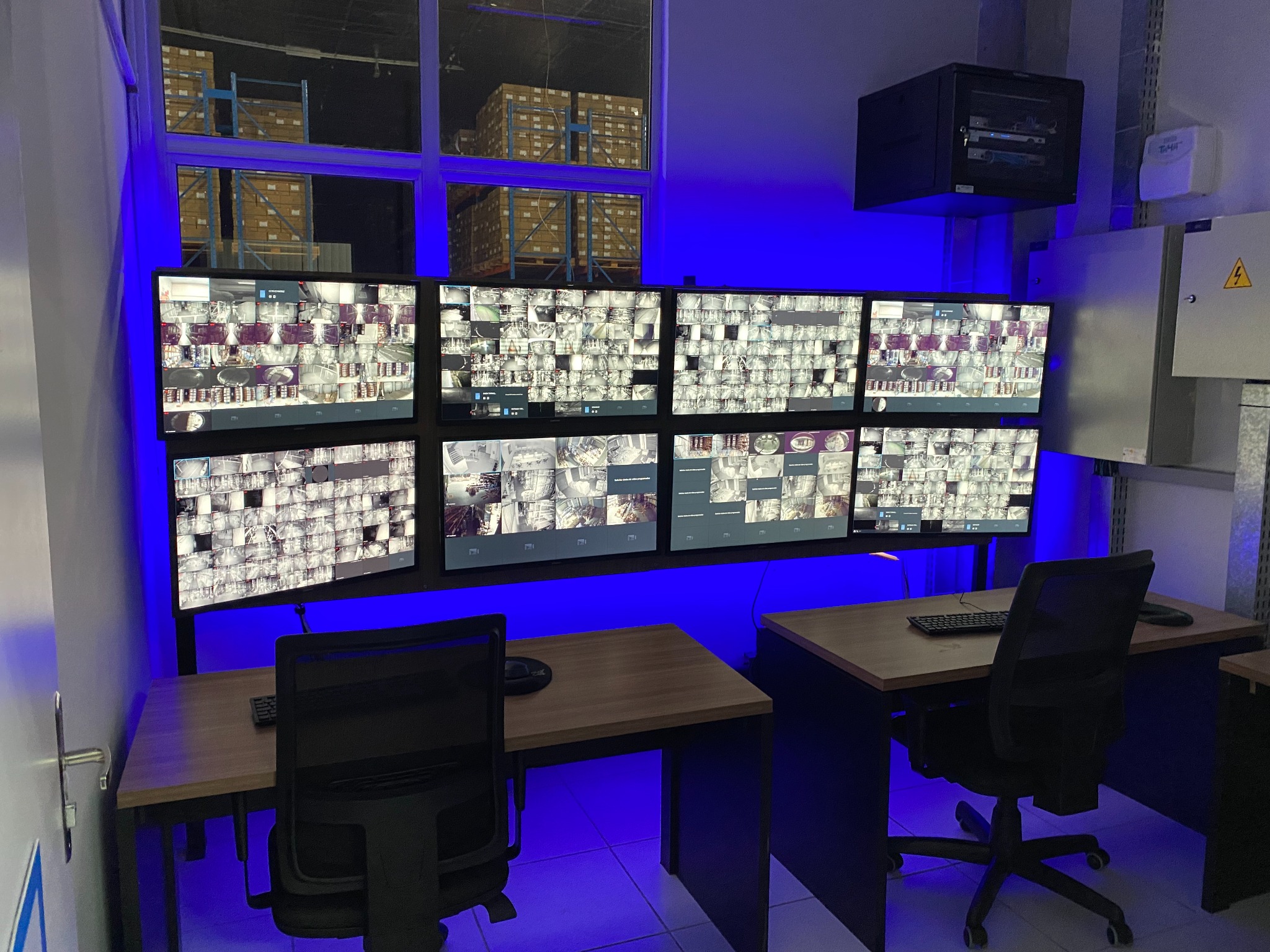 Central de monitoramento com telas de câmeras e alarmes